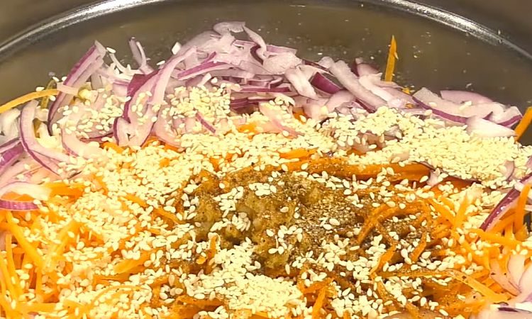 Лёгкий салат из моркови по-корейски и соленых огурцов