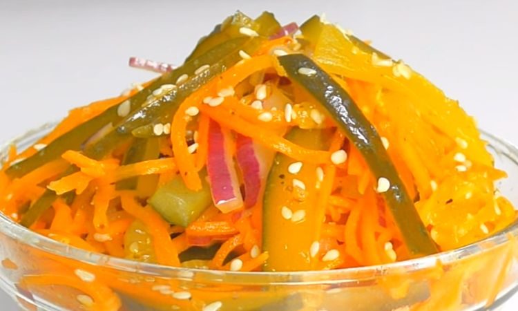 Лёгкий салат из моркови по-корейски и соленых огурцов