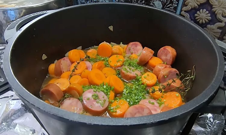 Быстрое и простое рагу с колбасками и морковью