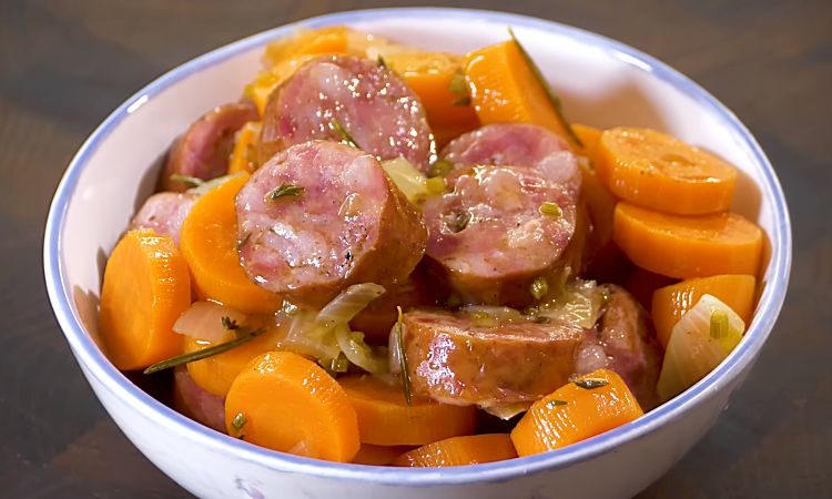 Быстрое и простое рагу с колбасками и морковью