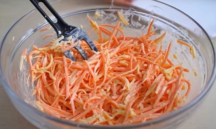 Салат с  морковью, чесноком и сыром