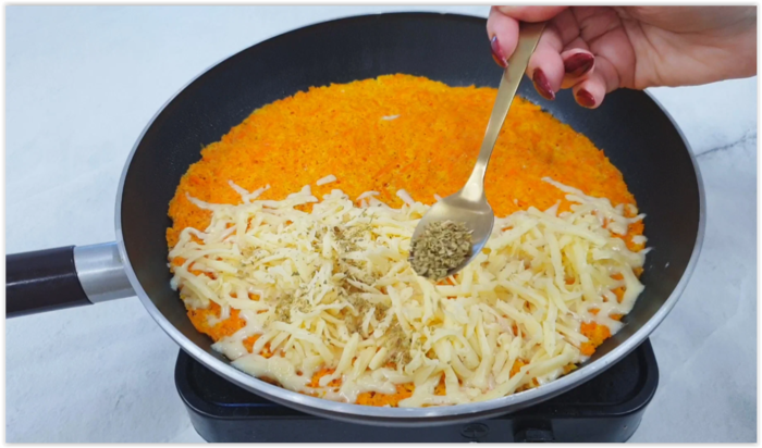 Морковно-яичная лепешка с сыром