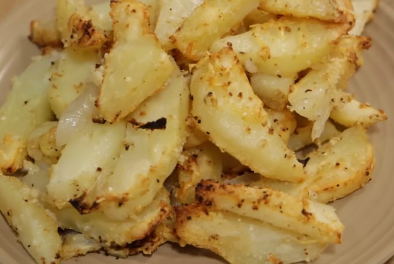 Картошка с луком и сыром в духовке