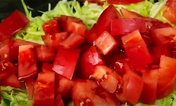 Салат из. Помидор Тигренок. Мясо с овощами добавляют помидоры или нет. Рубленные помидоры