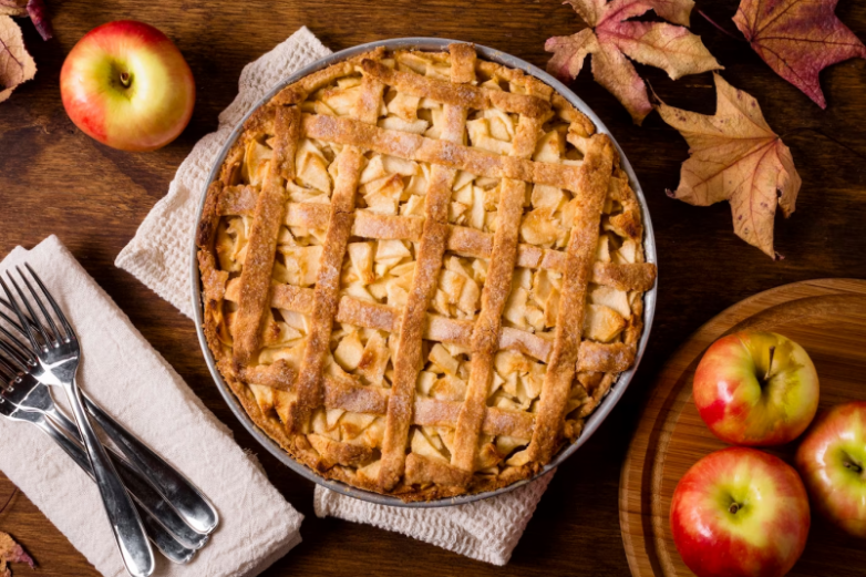 Фирменный яблочный пирог в уникальной сметанной заливке