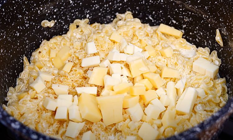 Добавьте к отварным макаронам сливки и сыр