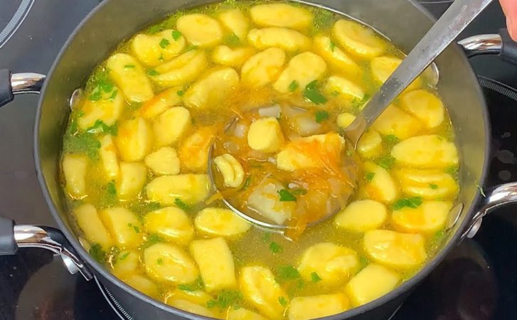 Вкусный и экономный суп с клецками на холода.