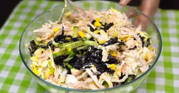 Вкусный салат с отварной курицей и черносливом