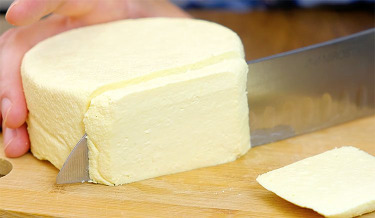 Готовим домашний сыр: все готово за 10 минут. Нужны молоко, сметана и яйца