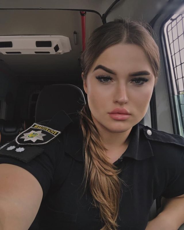 Удивительная девушка-полицейская из Украины
