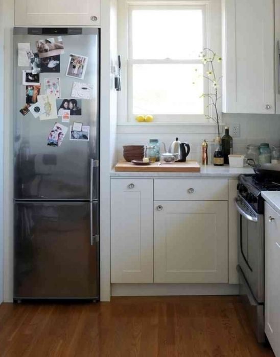 На своем месте: как удачно вписать холодильник в интерьер кухни