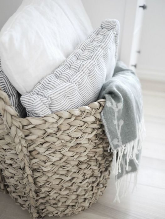 15 очень милых примеров применения плетеных корзин в интерьере