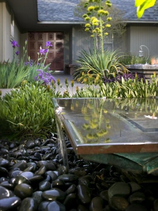 Собственный фонтан и водоем в саду
