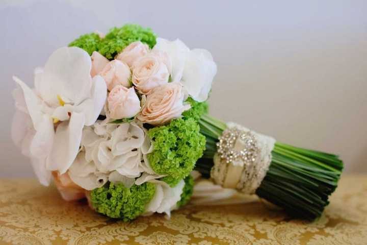 Какие цветы на какую годовщину свадьбы дарить?