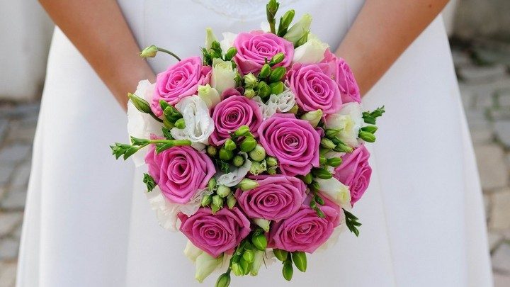 Какие цветы на какую годовщину свадьбы дарить?