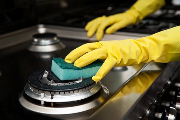 Какие моющие средства выбрать для чистки кухонной плиты?