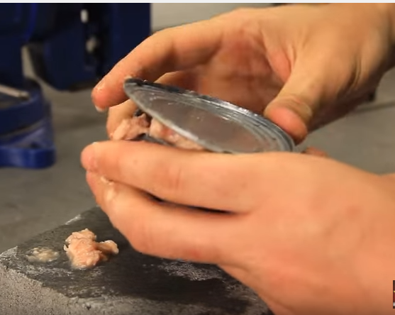 Как открыть консервы без ножа?