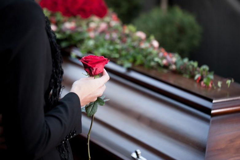 Если умер родственник: вызывать скорую или похоронного агента?
