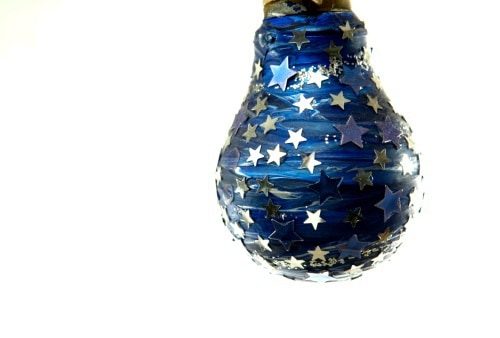 20 оригинальных идей ёлочных шаров из старых лампочек