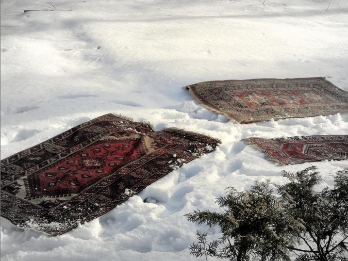 Выбивание ковра на снегу — самый эффективный метод чистки зимой