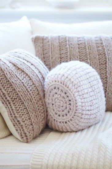 Идеи подушек из старого свитера
