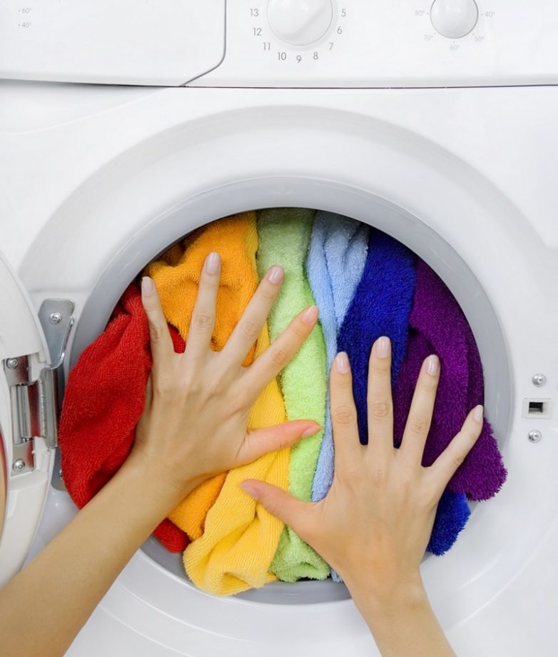 Как постирать бельё в стиральной машинке, сохранив его цвет и размер