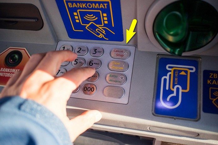 Что делать, если банкомат не возвращает карту