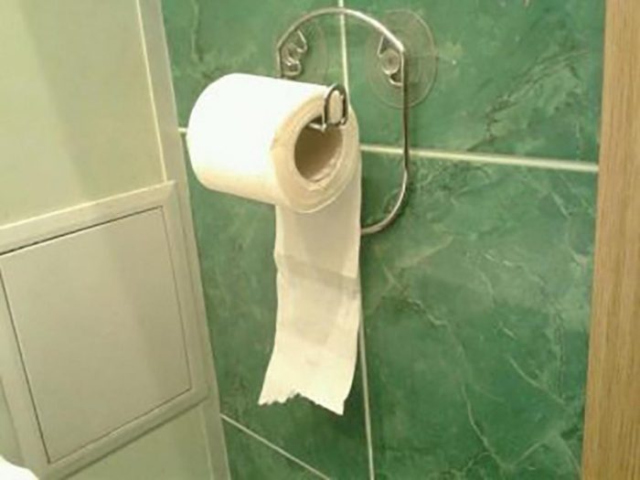 Как правильно вешать рулон в туалете