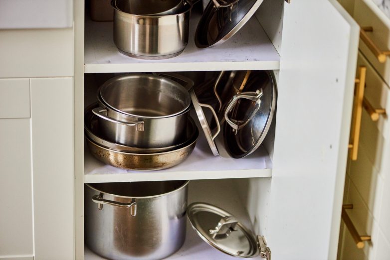 Вещи, которые не должны храниться в нижних кухонных шкафах