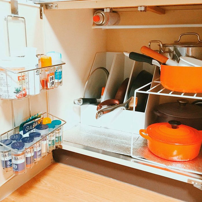 10 лайфхаков для организации хранения в кухонных шкафчиках