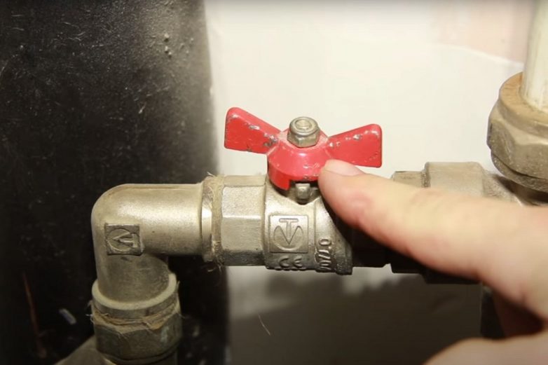 Как перекрыть воду, если заклинил шаровой кран