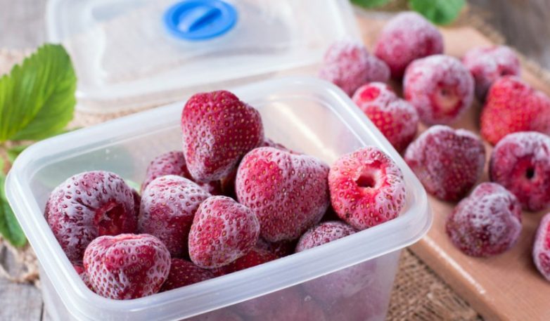 Как правильно замораживать ягоды и фрукты