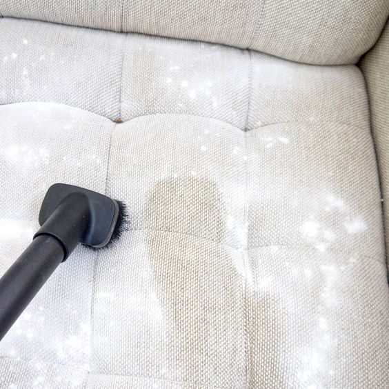 Как почистить диван правильно