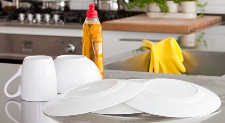 Полезные свойства жидкости для мытья посуды, о которых вы даже не догадывались