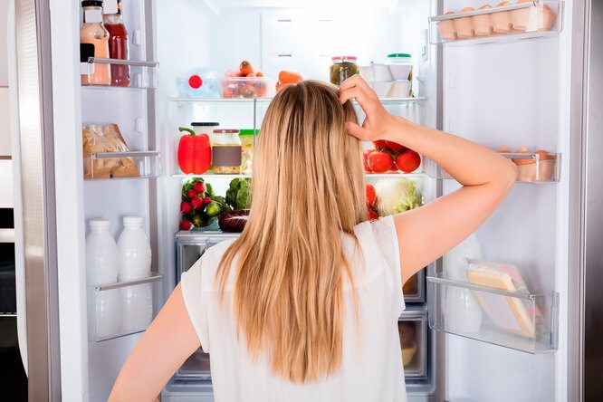 Что делать, если потёк холодильник