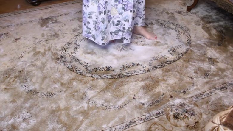Как быстро почистить ковёр от пыли и грязи