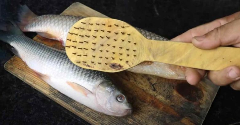 Как быстро почистить свежую рыбу от чешуи