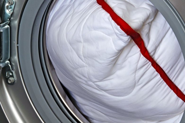 Как правильно стирать перьевые подушки