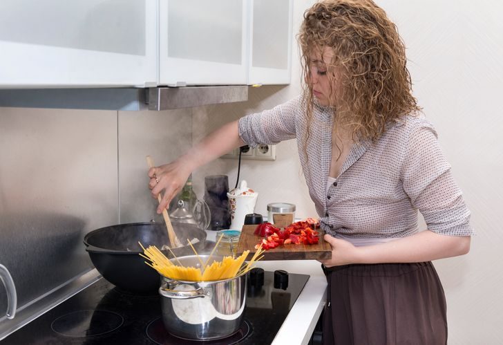 Привычки на кухне, которые выдают неопытного повара с головой