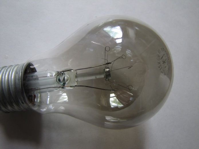 Стоит ли менять обычные лампочки на светодиодные
