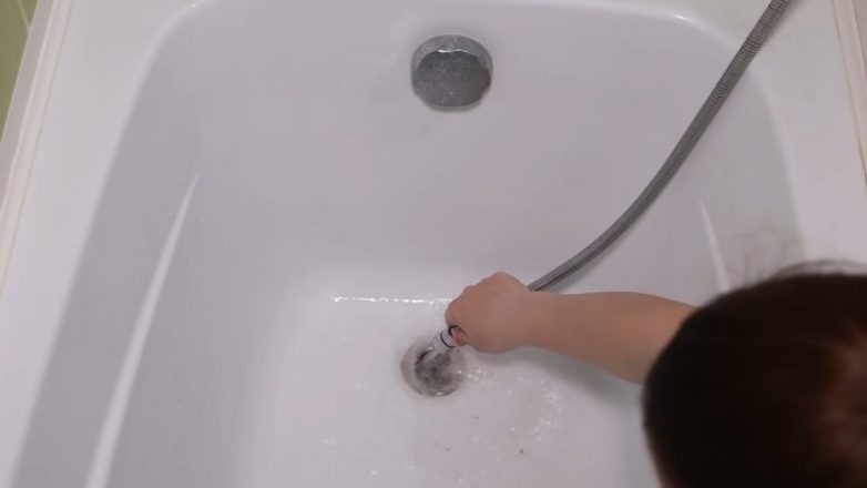 Как прочистить засор в ванне и раковине с помощью душа