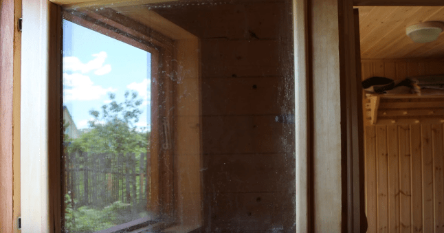 Как быстро отмыть окна от краски, клея, воска и других загрязнений