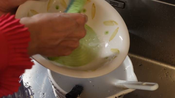 Зачем класть губку для мытья посуды в лоток для порошка