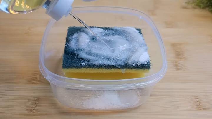 Зачем нужно посыпать солью губку для мытья посуды