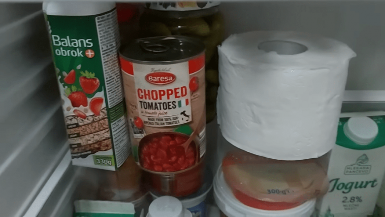 Зачем класть туалетную бумагу в холодильник