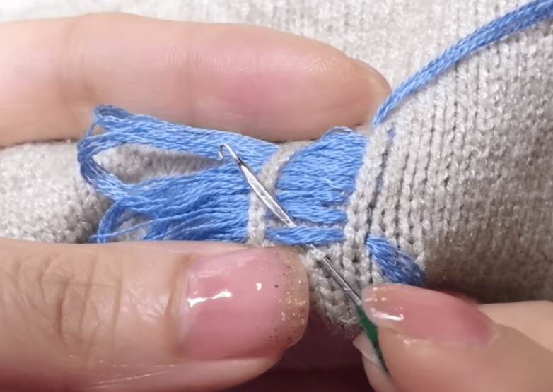 Как залатать дырку на вязаном свитере