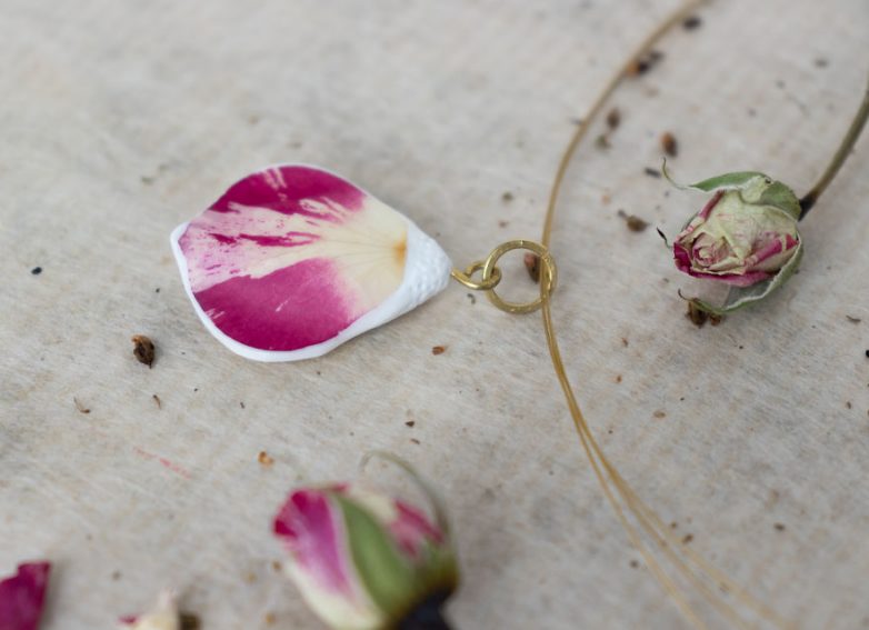 Уникальная коллекция украшений из лепестков живых роз