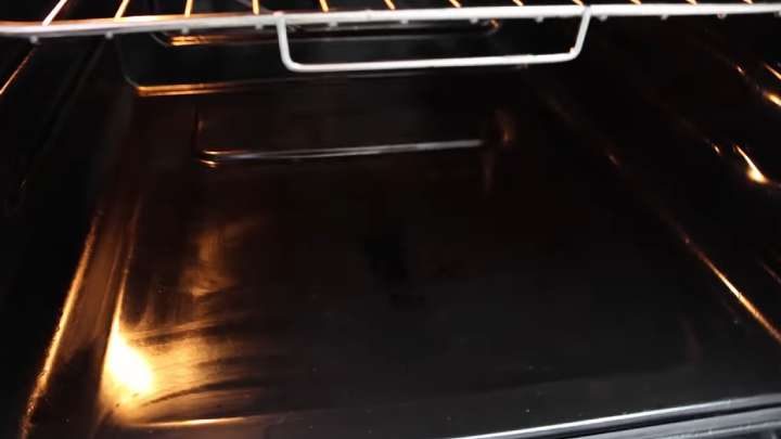 Чистим духовку при помощи алюминиевой фольги
