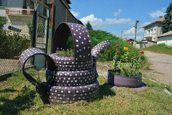 Идеи превращения старых шин в садовый декор