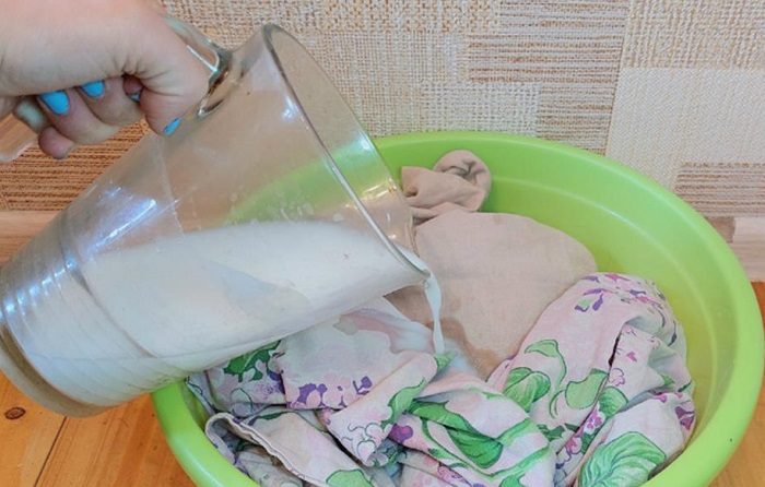 Почему хозяйки заливают грязное бельё кислым молоком
